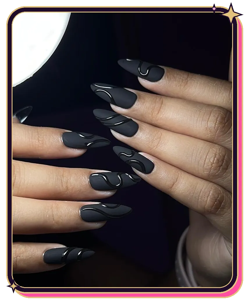 Uñas almendra negras mate con líneas onduladas en brillo